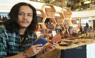 EKONOMI KREATIF : Rintis Bisnis Dompet Kulit dari Hobi