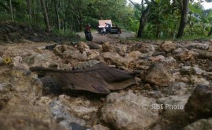 INFRASTRUKTUR BANTUL : Jalan Rusak Berat, Gua Cerme Sepi Pengunjung