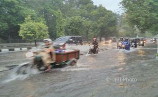 CUACA EKSTREM : Ring-road Utara Dikepung Air