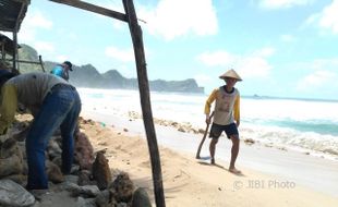 Awas, Pesisir Pantai Paranggupito Wonogiri Sedang Dilanda Gelombang Tinggi