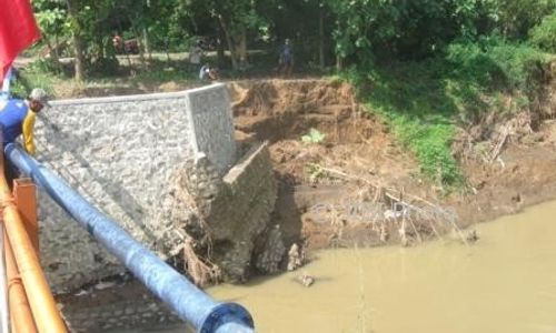 INFRASTRUKTUR SUKOHARJO : Awas, Talut Sayap Jembatan Sungai Jlantah Nguter Ambrol