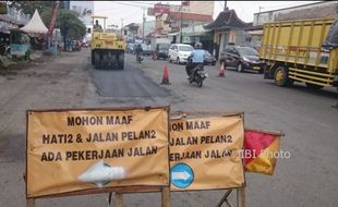 INFRASTRUKTUR KARANGANYAR : Kerusakan Jl. Adi Soemarmo Menuju Bandara Mulai Diperbaiki