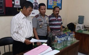 MIRAS SOLO : Jualan Ciu di Warung Hik, 2 Warga Gilingan Ditangkap