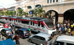 Hati-Hati! Meski Unik, Jalur KA Tengah Kota Solo Juga Menyimpan Bahaya