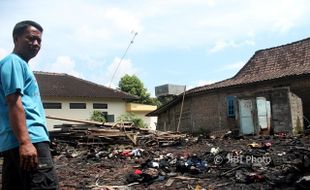 KEBAKARAN SRAGEN : Rumah Gakin Terbakar, UPTPK Beri Bantuan Rp5 Juta