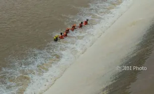 ORANG TENGGELAM KARANGANYAR : Remaja Hanyut di Sungai Cemoro Belum Ditemukan