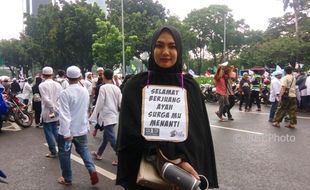 Perempuan Cantik Berkalung Poster Aksi 313 Ini "Banjir" Permintaan Foto Bareng