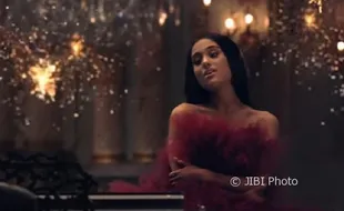 Ariana Grande Tampil Bak Putri Raja di Video Klip Beauty and The Beast