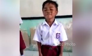 VIDEO LUCU : Nyanyi Lagu Tum Hi Ho, Gaya Bocah SD Ini Bikin Ketawa