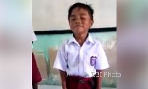 VIDEO LUCU : Nyanyi Lagu Tum Hi Ho, Gaya Bocah SD Ini Bikin Ketawa