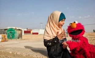 KISAH UNIK : Sesame Street Hibur Anak Korban Perang Suriah