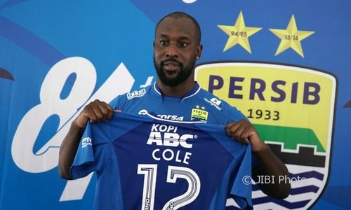 LIGA 1 : Didepak Persib, Carlton Cole Sindir Manajer Maung Bandung