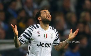 TRANSFER PEMAIN : Pindah ke City Atau Chelsea, Alves?