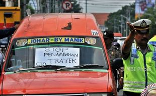 TRANSPORTASI SEMARANG : Sopir Angkot Demo, Netizen Kok Bersyukur?