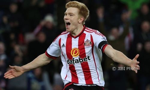 SPORTAINMENT : Striker Sunderland Selamatkan Lansia dari Kapal Karam