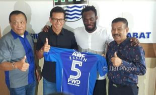 Menerka Gaji Essien di Persib Bandung