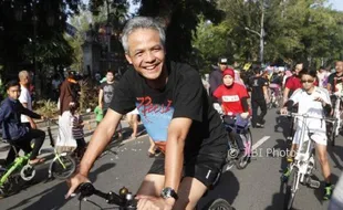 JALAN RUSAK JATENG : Sembari Gowes, Ganjar Tandai Jalan Berlubang