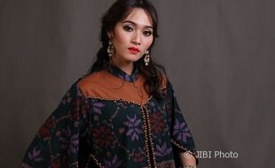 FASHION WANITA : Eksotisme Bolero Tenun Futuristik