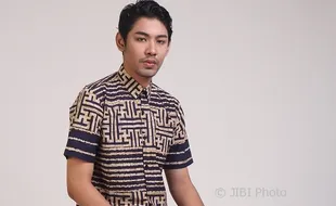 FASHION BATIK : Tampil Gagah dengan Kemeja Batik Bold Striped