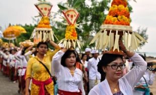 FOTO HARI NYEPI 2017 : Umat Hindu Semarang Melasti di Marina