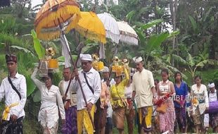 HARI NYEPI 2017 : Umat Hindu Magelang Melasti di Tuk Kalimas