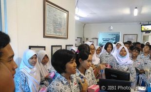 KUNJUNGAN MEDIA : Dishubkominfo Sosialisasikan BST kepada Murid SMPN 1 Solo