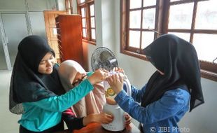 SIswa SMA Muhammadiyah PK Solo Bikin Sampo Herbal