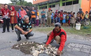 KISAH INSPIRATIF : 19 Tahun, Mantan Tukang Becak di Grobogan Ini Tambal Jeglongan