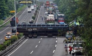 FOTO KECELAKAAN SEMARANG : Begini Dahsyat Truk Terguling di Jalan Tol