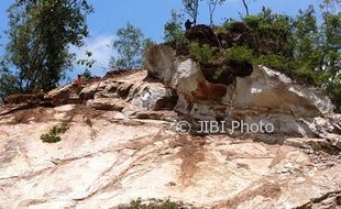 ANCAMAN DI GUNUNG BUTAK : Ratusan Personel Dikerahkan untuk Memecah Batu