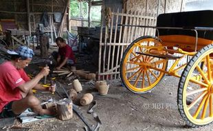 BENGKEL ANDONG : "Selama Kraton Jogja Berdiri, Kami Tidak Khawatir Andong Hiang dari Peredaran"