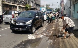 KECELAKAAN SOLO : Hindari Bekas Galian Pipa, Warga Sragen Jatuh Lalu Terlindas Truk di Jl. Juanda