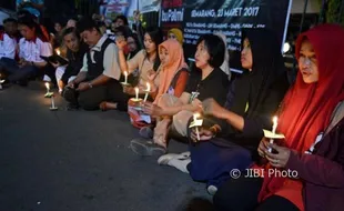 PABRIK SEMEN KENDENG : Di Depan Kantor Gubernur, Puluhan Orang Doakan Patmi