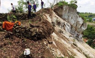 LONGSOR GUNUNGKIDUL : Bukit Jentir Dikepras, Warga Kembali ke Rumah