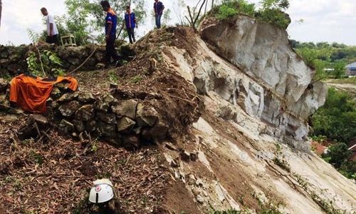 LONGSOR GUNUNGKIDUL : Bukit Jentir Dikepras, Warga Kembali ke Rumah