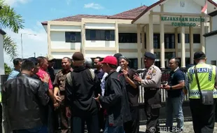 DEMO PONOROGO : LSM Peduli Ponorogo Desak Kejari Usut Dugaan Korupsi DAK Rp88 Miliar