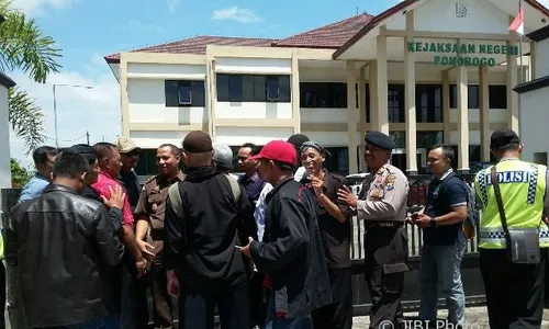 DEMO PONOROGO : LSM Peduli Ponorogo Desak Kejari Usut Dugaan Korupsi DAK Rp88 Miliar