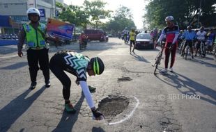 JALAN RUSAK SEMARANG : Gubernur Ganjar Tandai Lubang Jalan, Netizen Malah Nyinyir