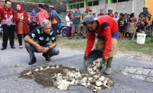 KISAH INSPIRATIF : Penambal Jalan Rusak Dipuji Gubernur, Netizen Mengamini