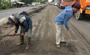 FOTO JALAN RUSAK JATENG : Jalur Pantura Tegal-Brebes Diperbaiki