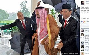 TRENDING SOSMED : Jokowi Basah Kuyup Saat Mengiringi Raja Salman di Istana Bogor