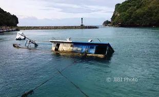 Bangkai Inkamina Dibiarkan Mangkrak Bertahun-tahun di Dermaga Sadeng