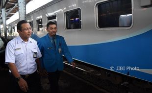 FOTO LEBARAN 2017 : Periksa KA, Dirut PT KAI ke Semarang