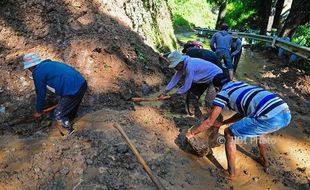 BENCANA KUDUS : Tanah Longsor Putus Jalan Desa di Gebog