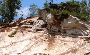 LONGSOR GUNUNGKIDUL : Ratusan Personel Dikerahkan untuk Memecah Batu di Bukit Jentir