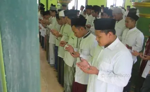 Ratusan Santri di Gunungkidul Salat Gaib Untuk Kiai Hasyim Muzadi