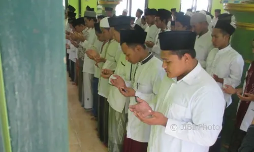 Ratusan Santri di Gunungkidul Salat Gaib Untuk Kiai Hasyim Muzadi