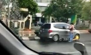 PARKIR SEMARANG : Mobil Parkir Sembarangan Digembok, Netizen Malah Nyinyir