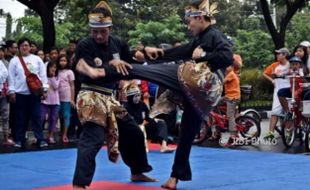 FOTO CAR FREE DAY SEMARANG : Mahasiswa Unnes Masyarakatkan Silat