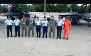 Penerbang USAF Antarkan 2 Pesawat F-16 ke Lanud Iswahjudi Magetan